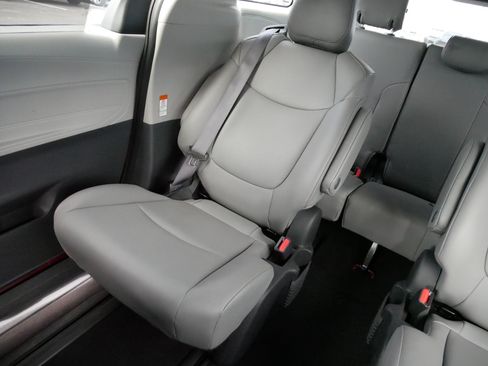 Certified 2022 Toyota Sienna XLE w/ XLE Plus Package FWD image 12