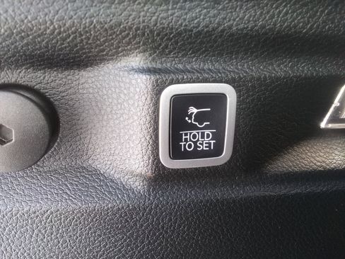 Used 2022 Jeep Grand Cherokee L Limited image 9