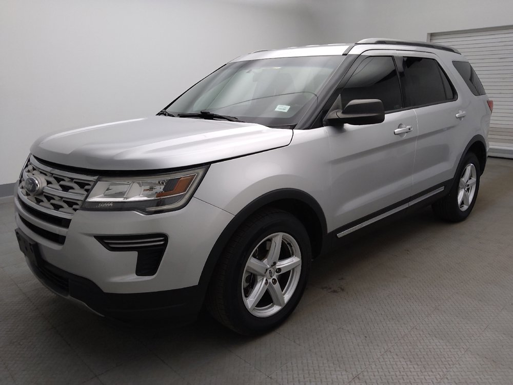 Used 2018 Ford Explorer XLT FWD image 2