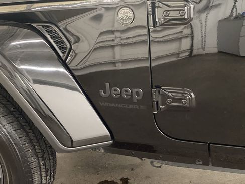 Used 2025 Jeep Wrangler Unlimited Sahara AWD/4WD image 10