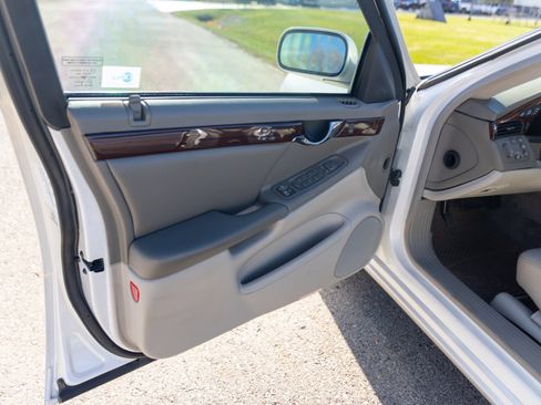 Used 2000 Cadillac De Ville DTS w/ Comfort/Convenience Pkg image 36