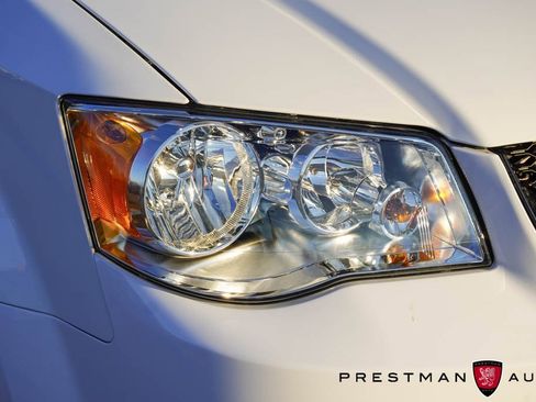 Used 2017 Dodge Grand Caravan SE image 4