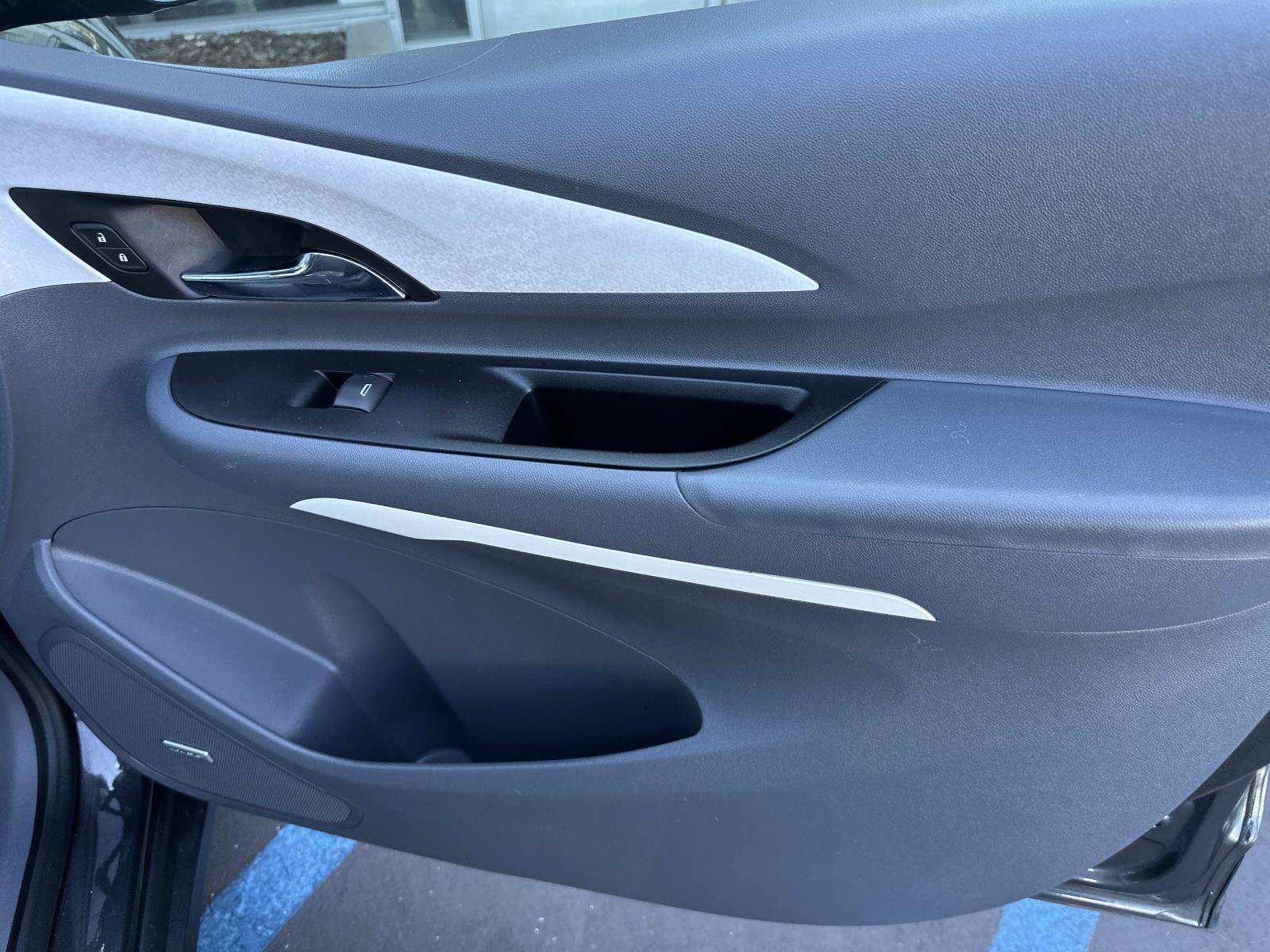 Used 2019 Chevrolet Bolt Premier w/ Infotainment Package FWD image 28