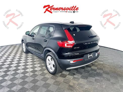 Used 2022 Volvo XC40 T4 Momentum image 5