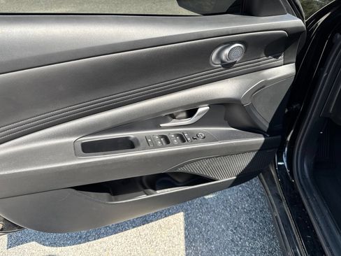 Certified 2025 Hyundai Elantra Limited FWD image 12