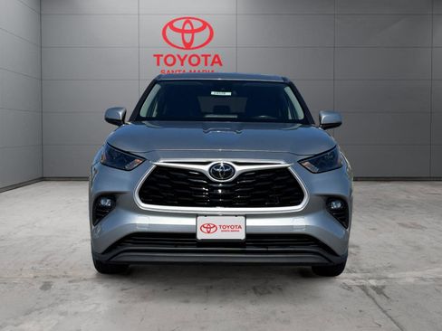 Used 2024 Toyota Highlander LE image 3