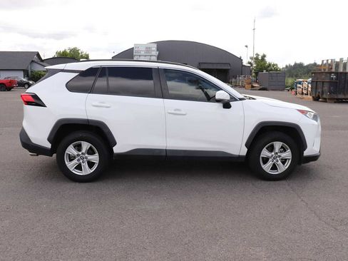Used 2019 Toyota RAV4 XLE FWD image 4