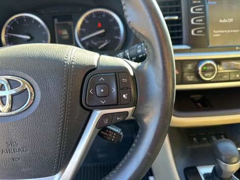 Used 2018 Toyota Highlander SE image 18