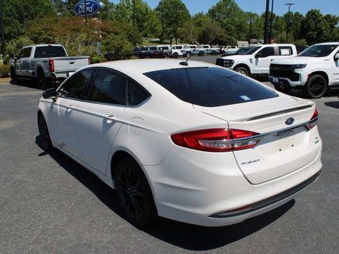 Used 2018 Ford Fusion SE w/ Equipment Group 201A FWD image 12