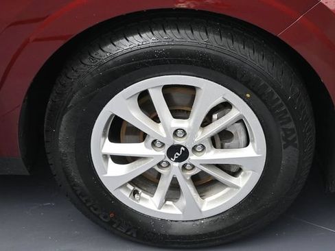 Used 2024 Kia Carnival LX FWD image 5