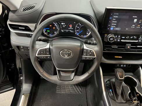 Used 2023 Toyota Highlander Bronze Edition AWD/4WD image 12