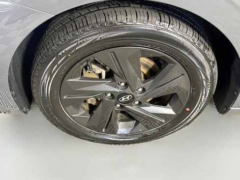 Used 2023 Hyundai Elantra SEL w/ Preferred Accessory Package FWD image 4