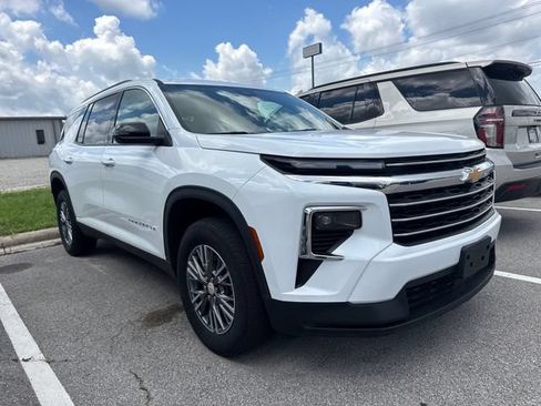 Used 2025 Chevrolet Traverse LT FWD image 3
