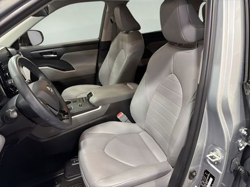 Used 2020 Toyota Highlander XLE image 11