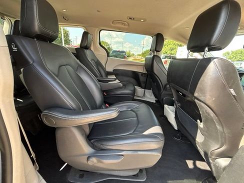 Used 2024 Chrysler Pacifica Limited FWD image 12