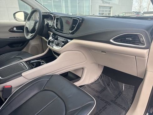 Used 2024 Chrysler Pacifica Limited image 34