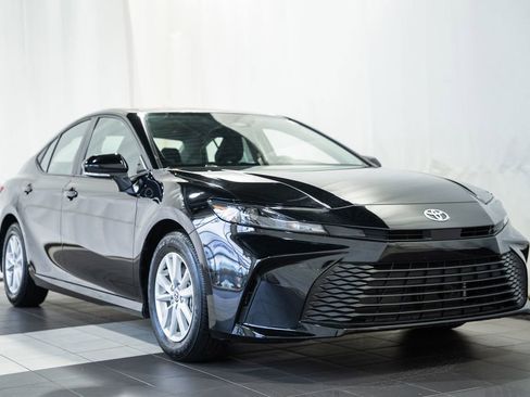 Used 2025 Toyota Camry LE image 1