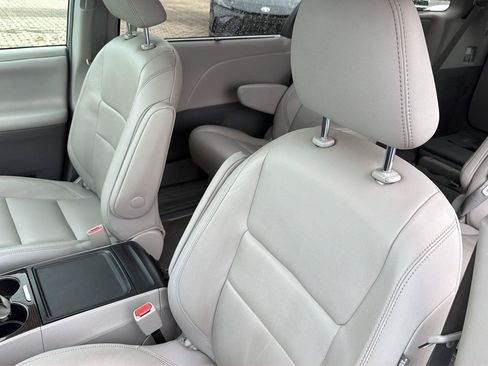 Used 2019 Toyota Sienna XLE Premium FWD image 26