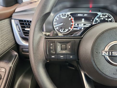 Used 2023 Nissan Rogue SV image 29