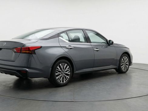 Used 2025 Nissan Altima 2.5 SV FWD image 9