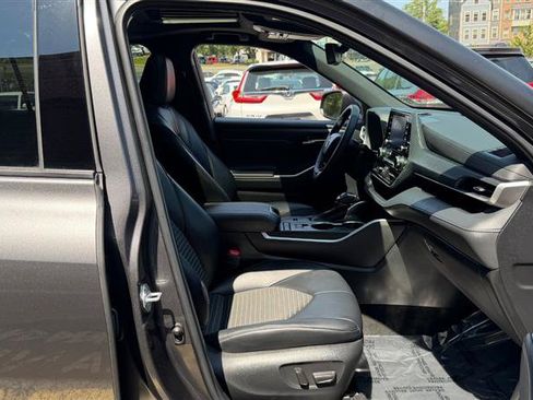 Used 2022 Toyota Highlander XSE FWD image 13