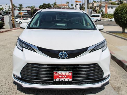 Used 2024 Toyota Sienna Limited FWD image 9