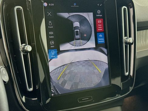 Used 2025 Volvo XC40 B5 Plus image 23