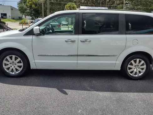Used 2015 Chrysler Town & Country Touring w/ Driver Convenience Group image 6