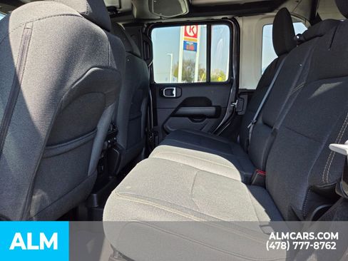 Used 2025 Jeep Wrangler Unlimited Sahara AWD/4WD image 9