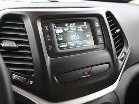 Used 2018 Jeep Cherokee Latitude w/ Cold Weather Group AWD/4WD image 19