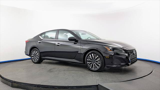 Used 2025 Nissan Altima 2.5 SV FWD image 11