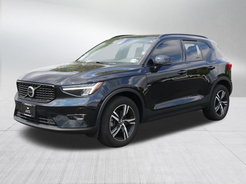 Used 2023 Volvo XC40 B5 Plus w/ Climate Package AWD/4WD image 3