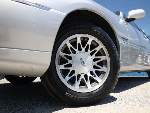 Used 2001 Lincoln Town Car Signature RWD image 15