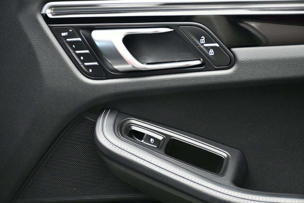 Certified 2024 Porsche Macan AWD/4WD image 43