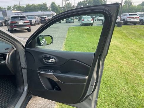 Used 2019 Jeep Cherokee Latitude Plus w/ Cold Weather Group AWD/4WD image 12