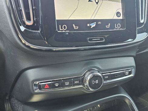 Used 2019 Volvo XC40 T5 Momentum image 37