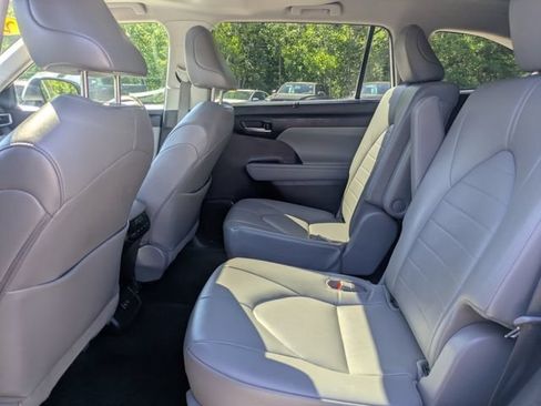 Used 2023 Toyota Highlander XLE AWD/4WD image 17