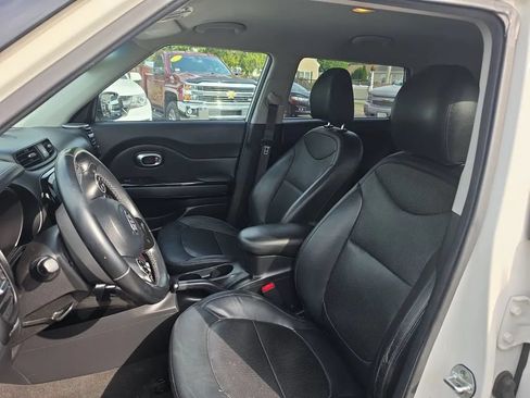 Used 2016 Kia Soul ! FWD image 14