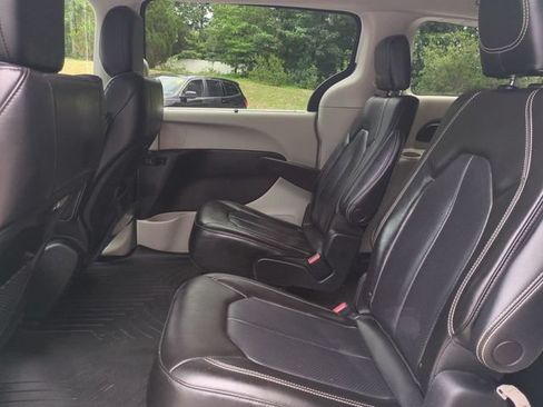 Used 2023 Chrysler Pacifica Touring-L FWD image 14