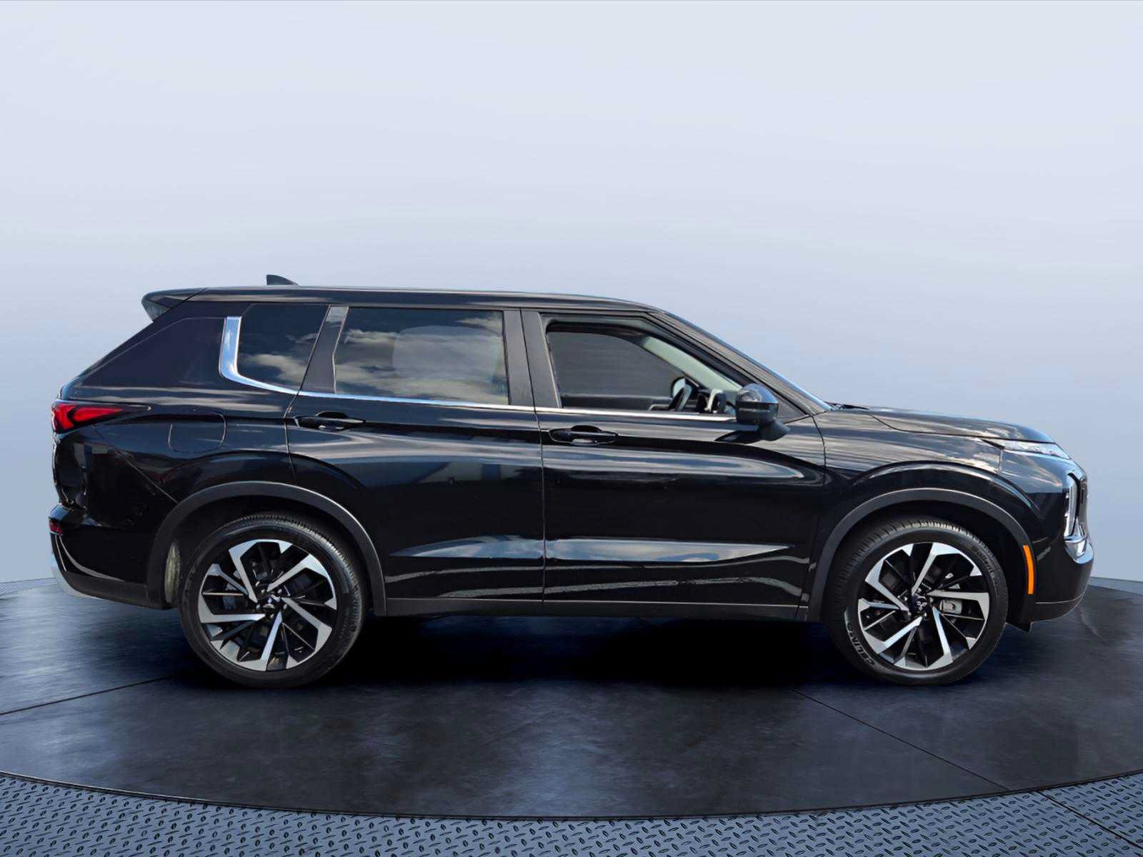 Used 2024 Mitsubishi Outlander SE AWD/4WD image 2