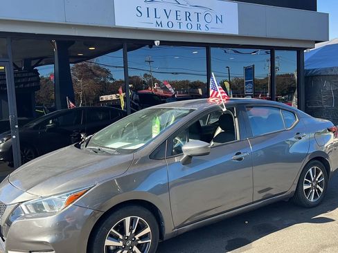 Used 2021 Nissan Versa SV image 3
