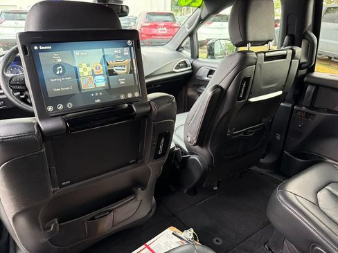 Used 2020 Chrysler Pacifica Touring-L Plus w/ Advanced Safetytec Group FWD image 32