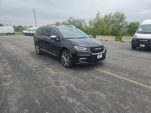 Used 2026 Chrysler Pacifica Pinnacle w/ Trailer Tow Group AWD/4WD image 2