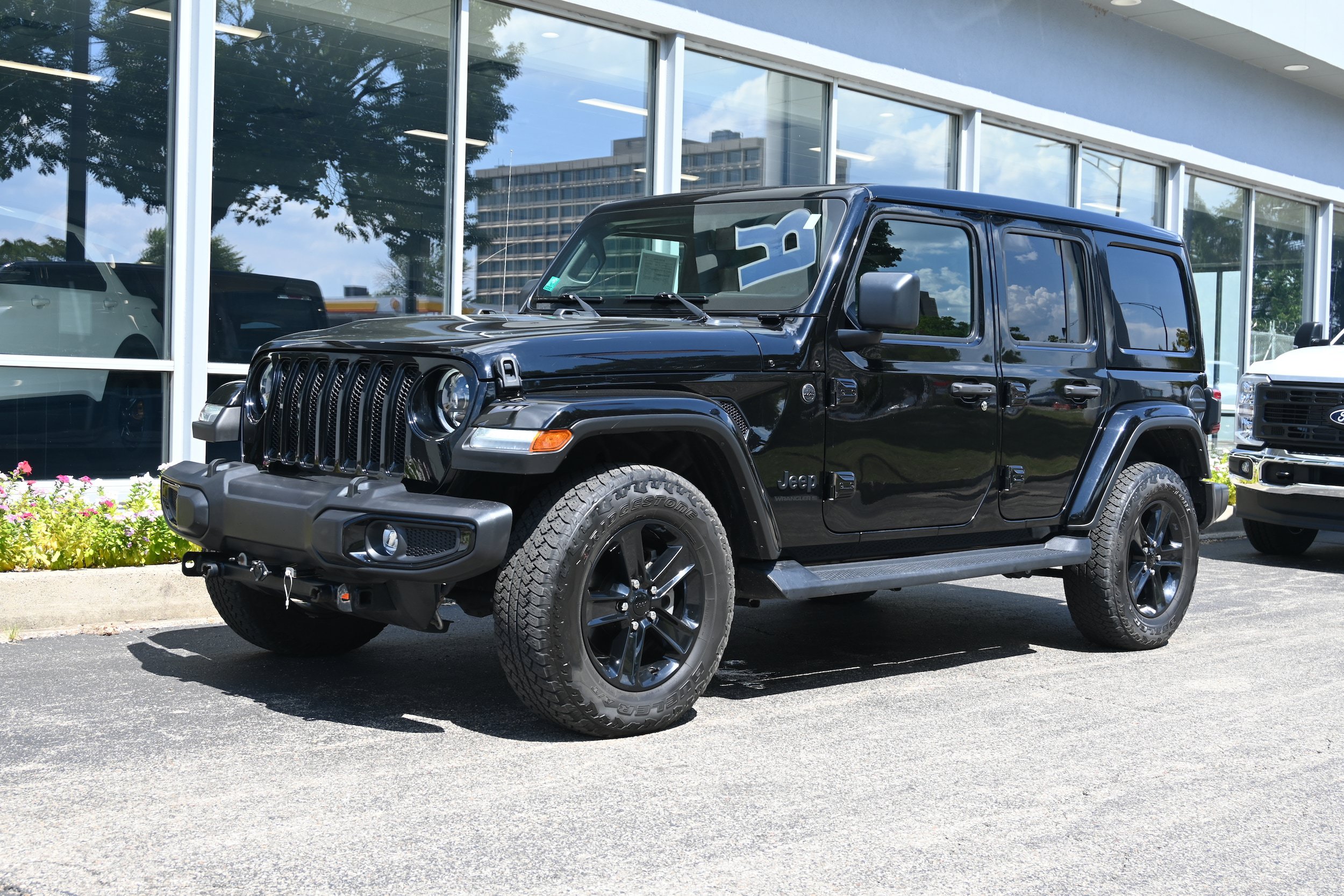 Used 2023 Jeep Wrangler Unlimited Sahara AWD/4WD image 1