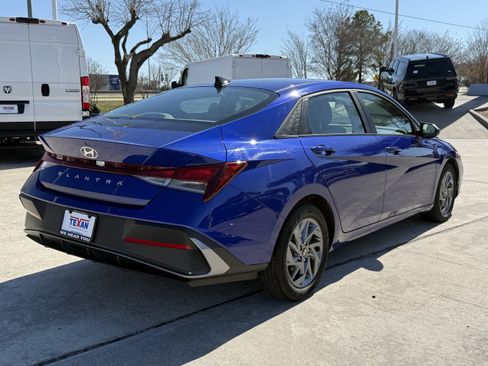 Used 2024 Hyundai Elantra SEL image 5