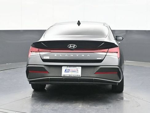 Used 2025 Hyundai Elantra SEL FWD image 11