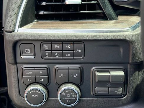 Used 2026 Chevrolet Suburban Premier w/ Sun And Tow Package AWD/4WD image 25