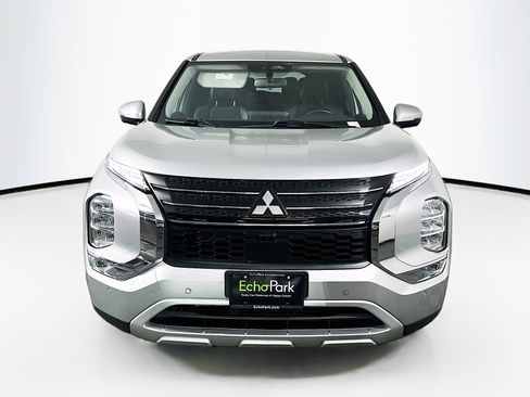 Used 2024 Mitsubishi Outlander SE image 2