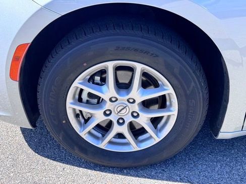 Used 2024 Chrysler Pacifica Touring-L FWD image 10
