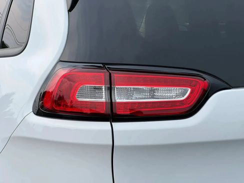 Used 2016 Jeep Cherokee Latitude w/ Comfort/Convenience Group AWD/4WD image 11